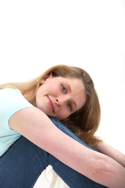 Close view of blonde with her head on her knees — Stockfoto