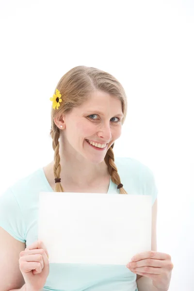 Docela usměvavá blondýnka s prázdný papír — Stock fotografie
