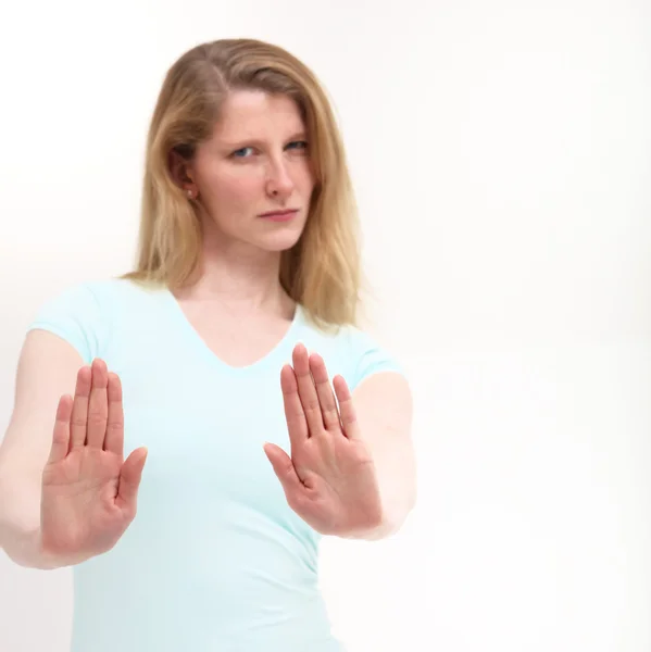 Серйозна дівчина тримає руку сигнальної зупинки — стокове фото