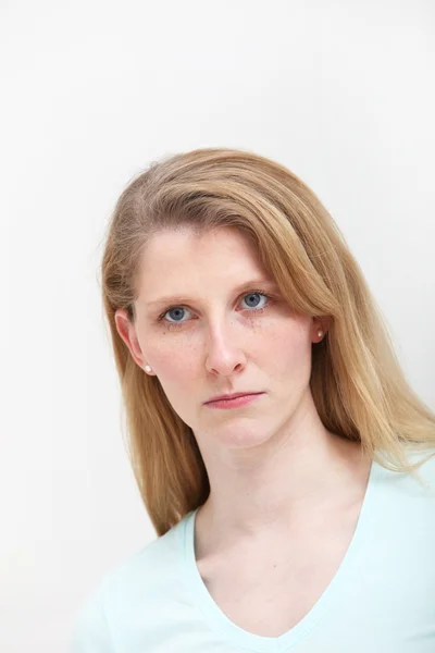 Portret van vrij blond meisje met ernstige blik — Stockfoto