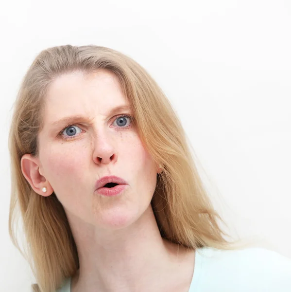 Mujer joven que muestra un leve shock después de escuchar noticias —  Fotos de Stock