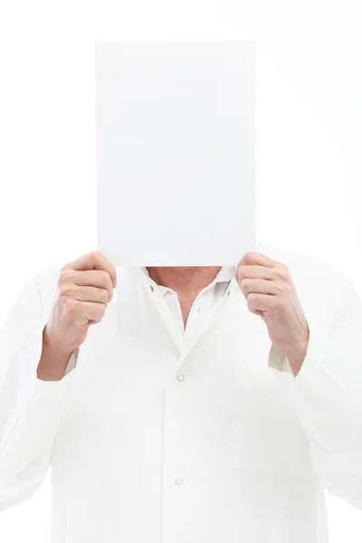 Homem segurando nota em branco sobre sua cabeça — Fotografia de Stock