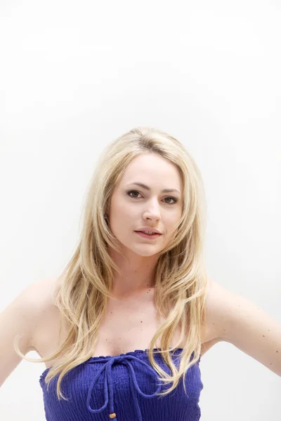 Schöne junge Frau auf weißem Hintergrund — Stockfoto