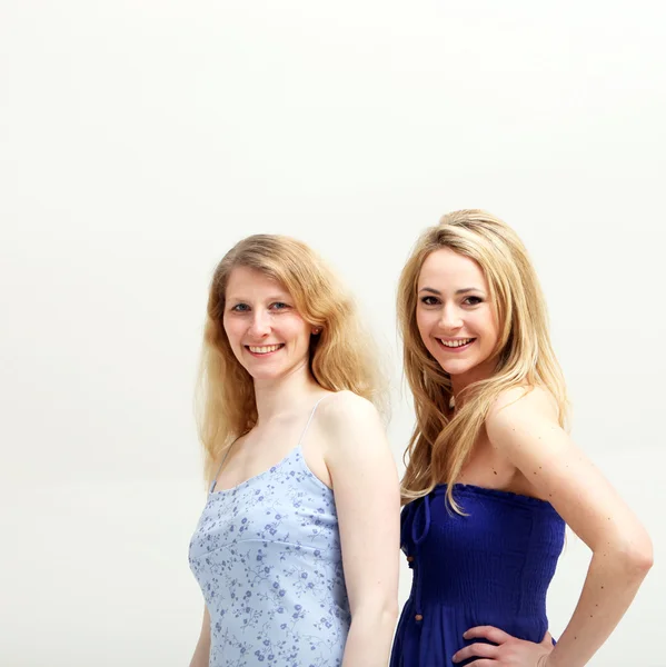 Deux femmes blondes souriantes — Photo