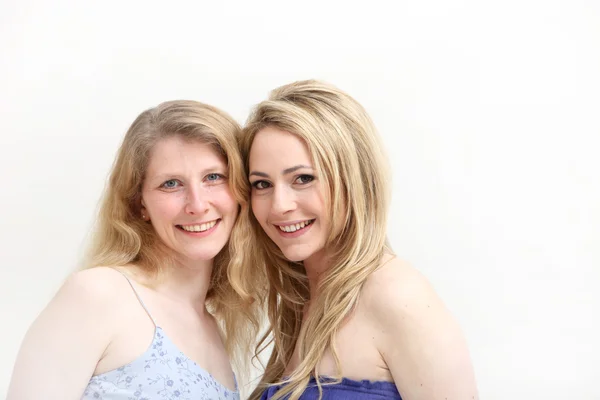 Dvě usměvavá blondýnka ženy — Stock fotografie