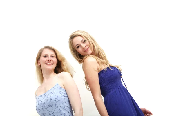 Zwei lächelnde Frauen auf weißem Hintergrund — Stockfoto