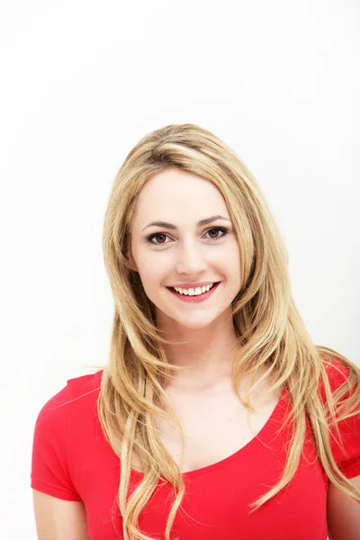 Porträt einer lächelnden Frau im roten Hemd — Stockfoto