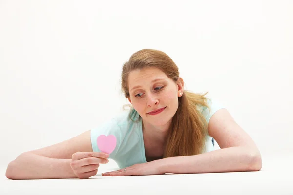 Mujer triste mirando el corazón de San Valentín —  Fotos de Stock