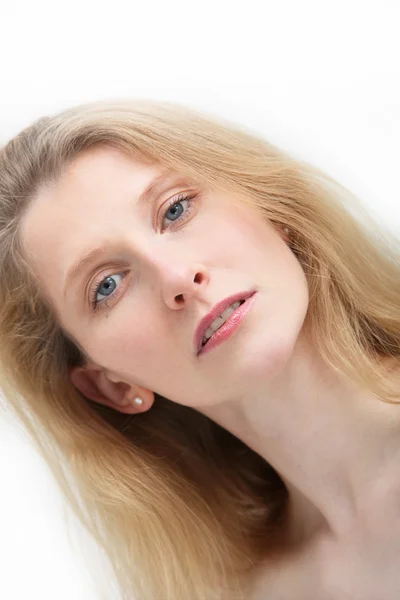 Porträt einer blonden Frau mit blauen Augen — Stockfoto