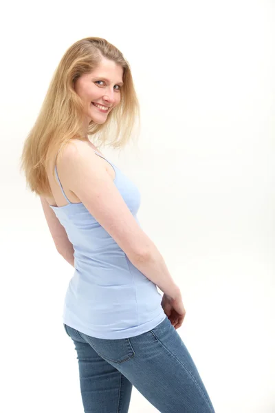 Lächelnde, lässige Frau, die über ihre Schulter schaut — Stockfoto