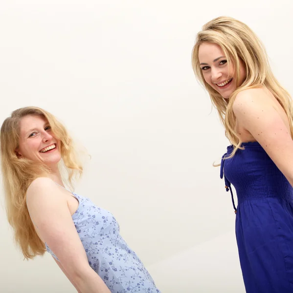 Två livlig kvinnliga vänner skrattar Royaltyfria Stockbilder