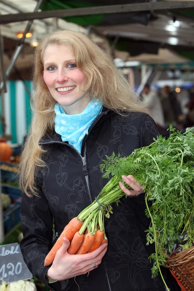 女人买蔬菜在市场上一篮子 — 图库照片