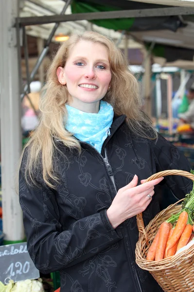 女人买蔬菜在市场上一篮子 — 图库照片