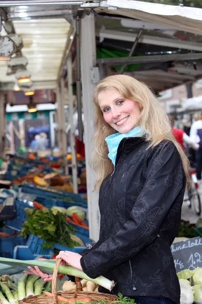 女性は市場で野菜を買う — ストック写真