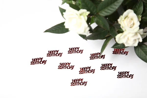 Rosas blancas y letras feliz cumpleaños — Foto de Stock