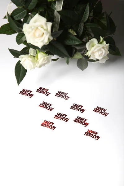 Γράμματα με χαρούμενα γενέθλια και άσπρα τριαντάφυλλα — Φωτογραφία Αρχείου