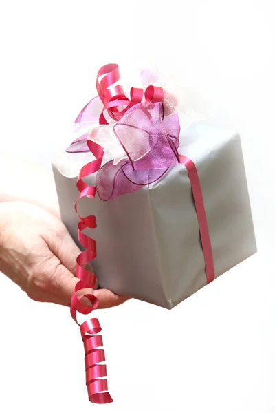 En gåva kommer att presenteras med ribbo — Stockfoto