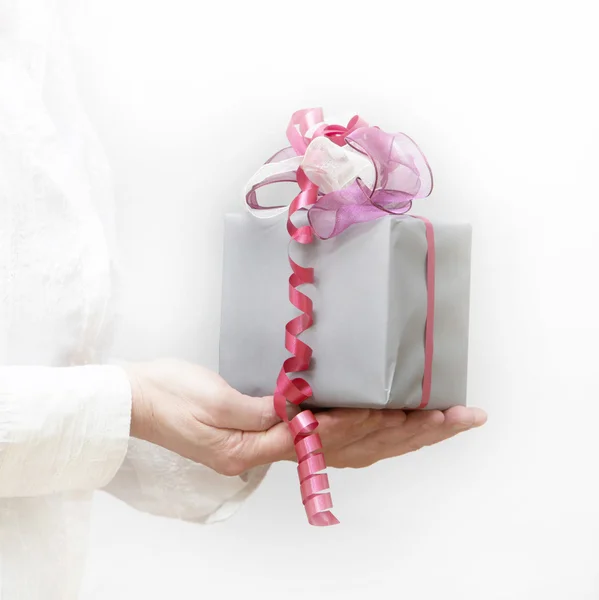 Mujer presentada con una cinta de regalo — Foto de Stock