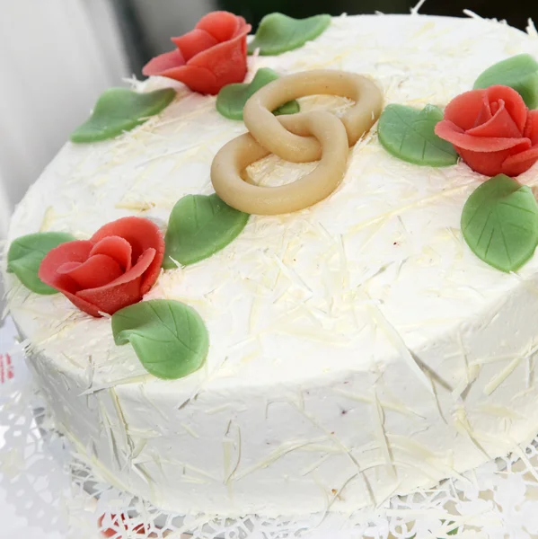 Кільця на весільному торті — стокове фото