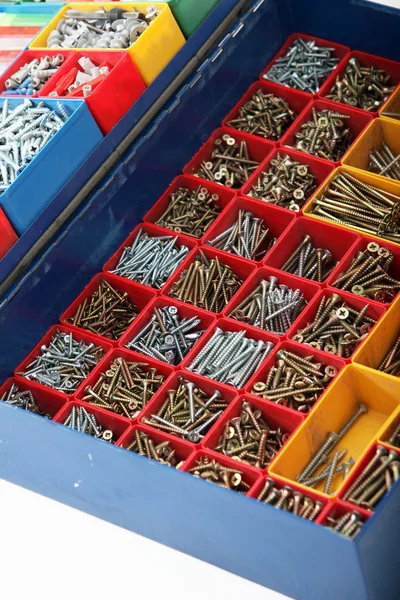 Caixa de ferramentas com parafusos e parafusos — Fotografia de Stock