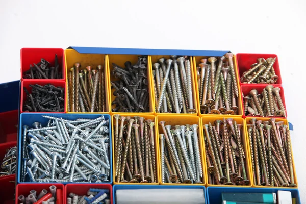 Caixa de ferramentas com parafusos longos — Fotografia de Stock
