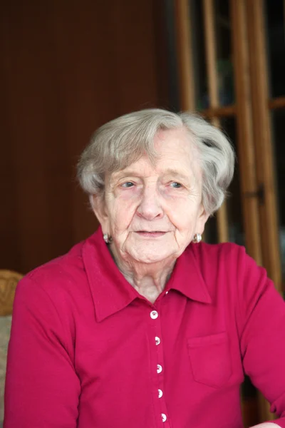 Töprengő hölgy nyugdíjas — Stock Fotó
