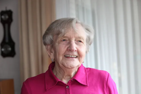 Sonriente anciana de pelo gris —  Fotos de Stock