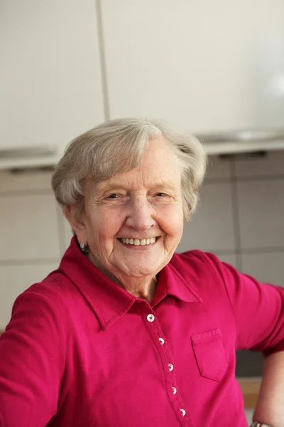 Senhora idosa com sorriso bonito — Fotografia de Stock