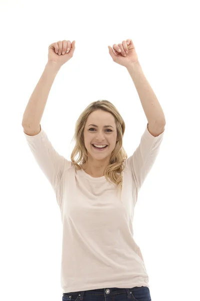 Молодая, красивая женщина поднимает руки и радуется — стоковое фото