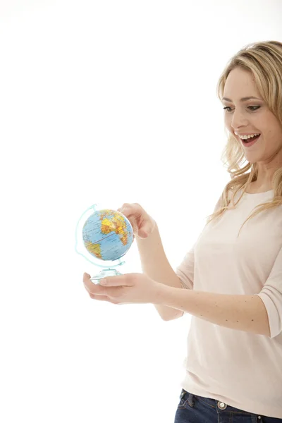 Femme souriante avec un globe — Photo