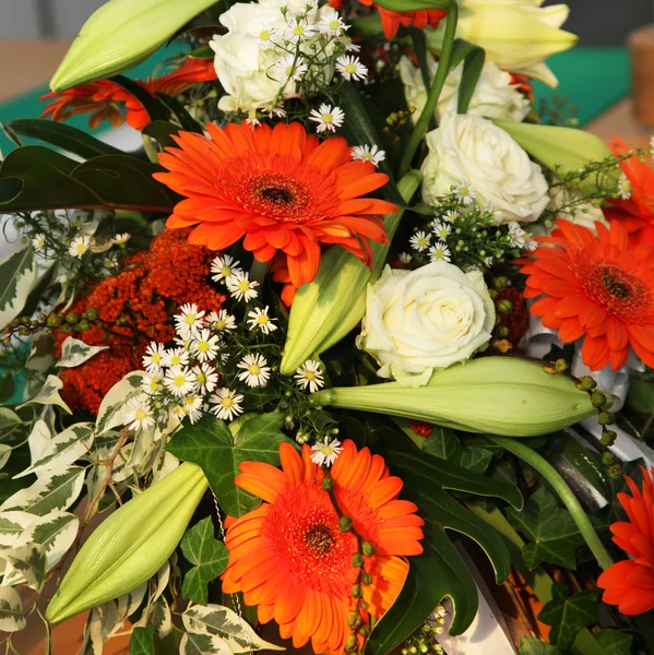 Kleurrijke gerbera bloem decoratie — Stockfoto