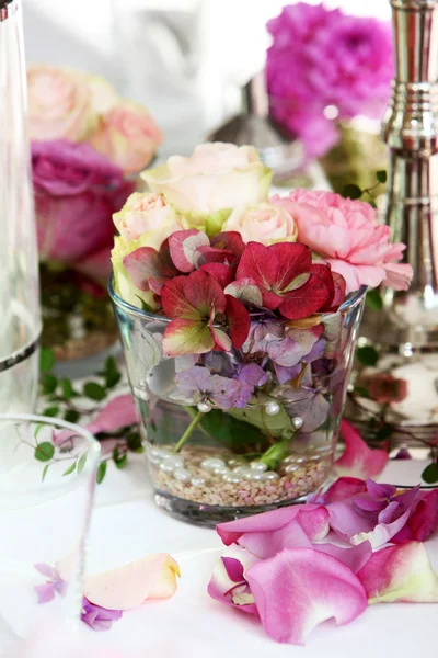 Glas fulla av blommor — Stockfoto