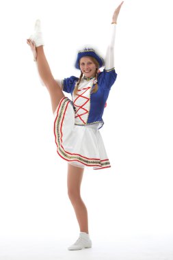 Hübsche, junge Frau im Gardekostüm zeigt gelenkige Tanzpose clipart