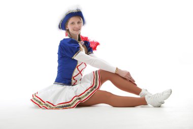 Junge Frau in Gardeuniform sitzt auf dem Boden clipart