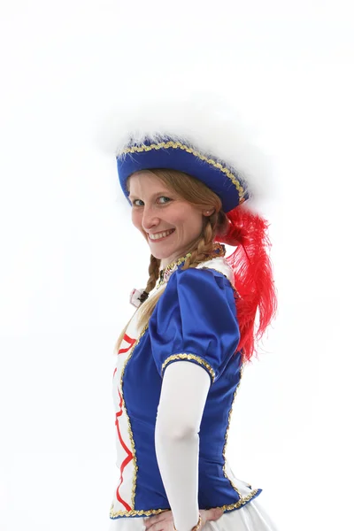 Junge Frau im Faschingskostüm mit Hut steht seitlich und lächelt — Stock Photo, Image