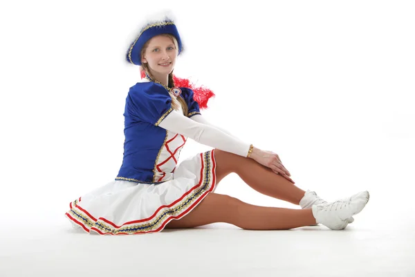 Junge Frau in Gardeuniform sitzt auf dem Boden — Stock Photo, Image