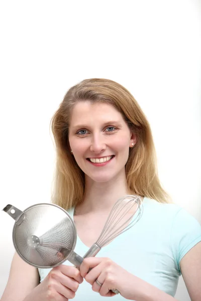 Mulher atraente com utensílios de cozinha — Fotografia de Stock