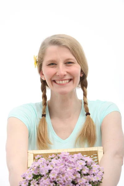 Pembe çiçekli gülümseyen kadın portresi — Stok fotoğraf