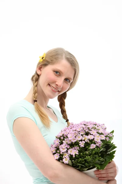 Smiling woman with gift of flowers — Stock Photo, Image