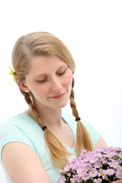 Portret blond kobieta z kwiatami — Zdjęcie stockowe