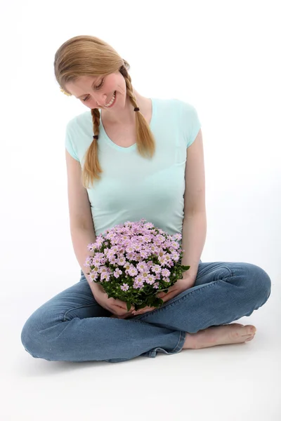 Kvinna med rosa blommor på vit bakgrund — Stockfoto
