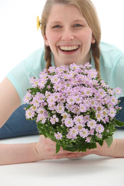 Lachende vrouw met bloemboeket — Stockfoto