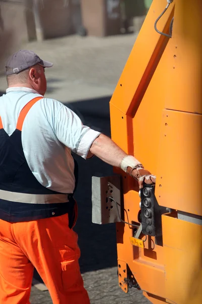 Werknemer op de besturingselementen van een vuilniswagen — Stockfoto