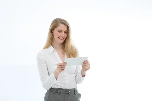 Mujer concentrada leyendo una carta —  Fotos de Stock