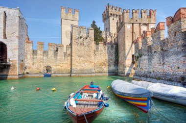 eski bir kale. Sirmione, İtalya.