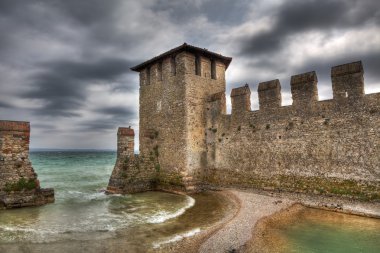 antik duvarlar. Sirmione, İtalya.