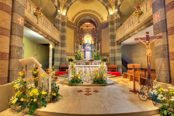 Katolska kyrkan interiör Visa. Alba, Italien. — Stockfoto