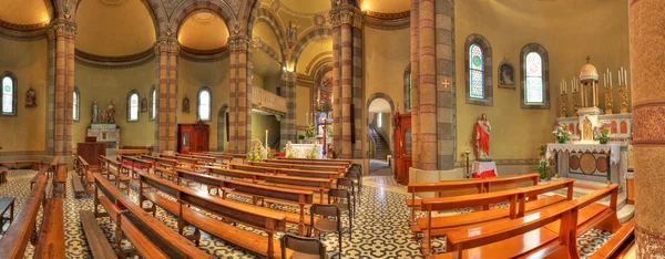 Widok wnętrza kościoła katolickiego. Alba, Włochy. — Zdjęcie stockowe