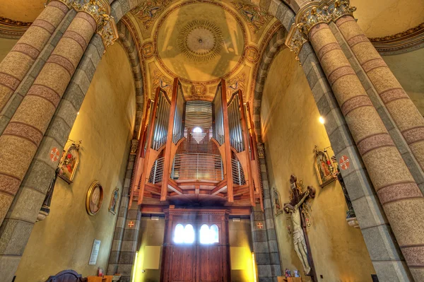 Binnenaanzicht van de katholieke kerk. Alba, Italië. — Stockfoto