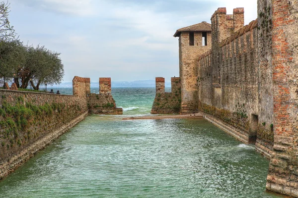 Αρχαίο κάστρο στη λίμνη garda. Σιρμιόνε, Ιταλία. — Φωτογραφία Αρχείου
